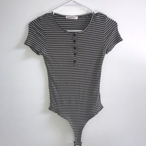 LIKE-NEW One-piece Green w/ Stripes Shirt